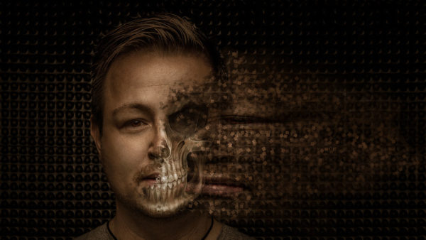 Fotograf Schwarzwald Digitalart Männer Portrait bei dem sich die eine Hälfte auflöst und der Schädel heraus schaut